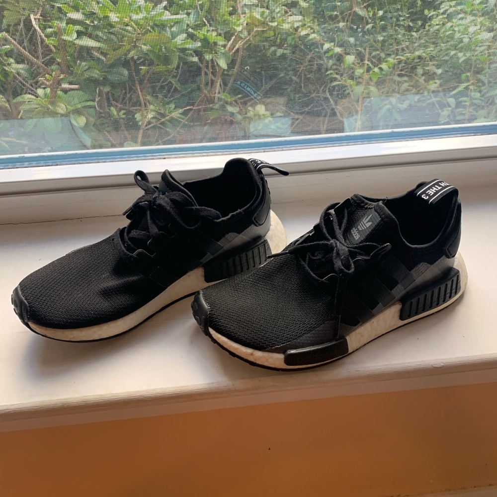 Adidas NMD R1 Sneaker Women’s Size 8 / Youth 6